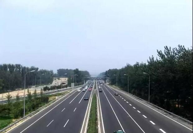 間斷性踩油門(mén)的操作,能讓我們在行駛時(shí)省油嗎?